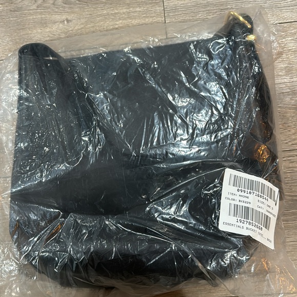 Madewell The Essential Bucket Tote in True Black - NWT - Picture 5 of 10